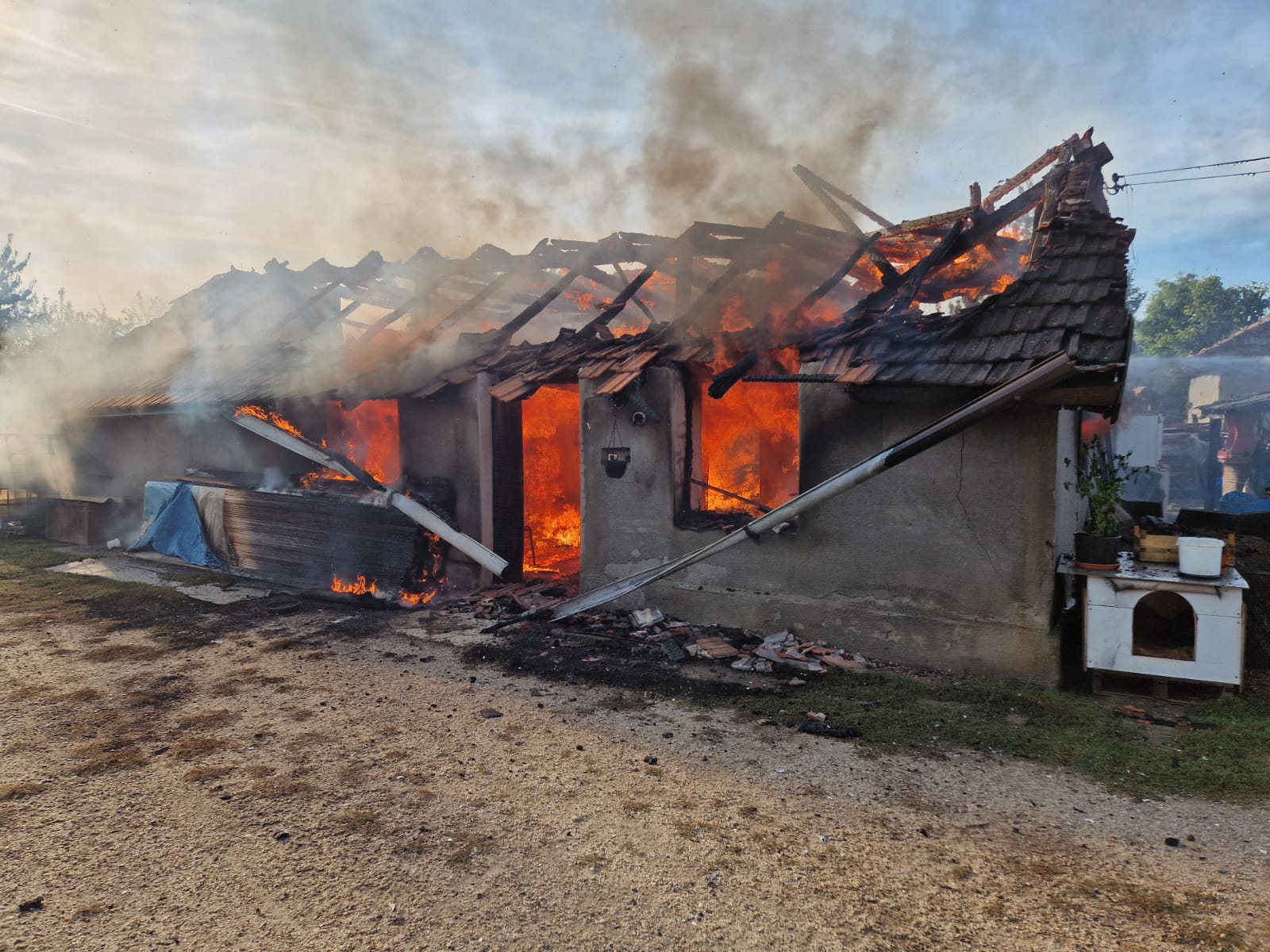 FOTOGALERIE. Incendiu de proporții în județ. Casă distrusă de flăcări
