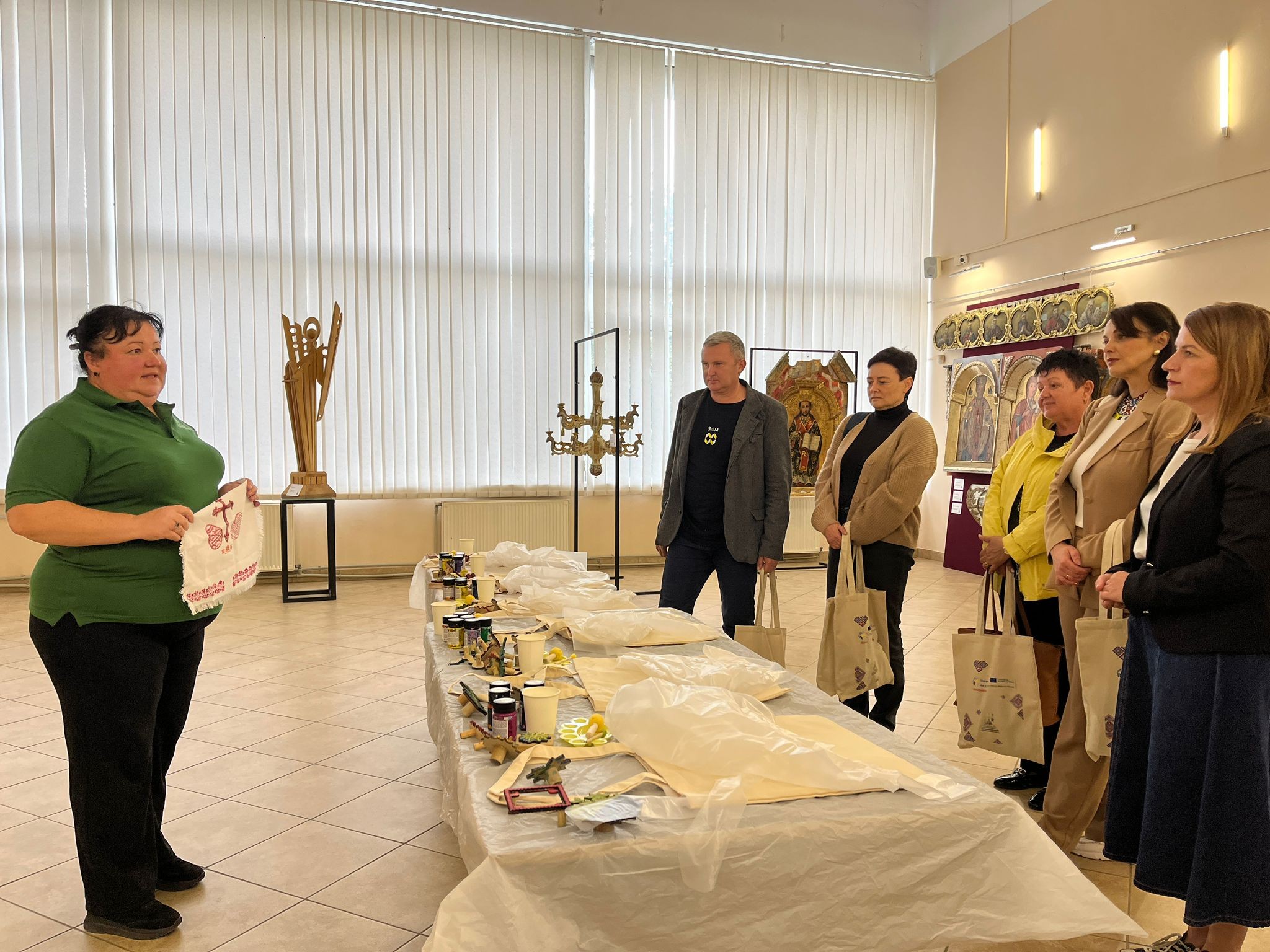 PATRIMONIU. „Ținută populară prin timp și tehnologie” – vernisaj la Uzhorod cu participarea Muzeului Județean Satu Mare