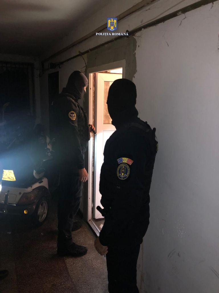 FOTO. Razii de proporții cu mascați pe Ostrovului. Aproape 20 de persoane dubioase, duse la Poliție