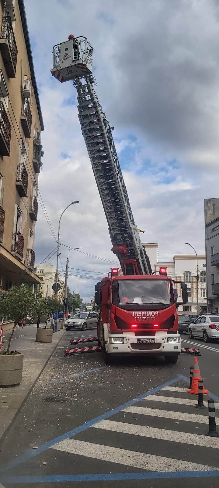 Pericol pe strada Ion C. Brătianu: elemente de fațadă desprinse! Intervenție a pompierilor