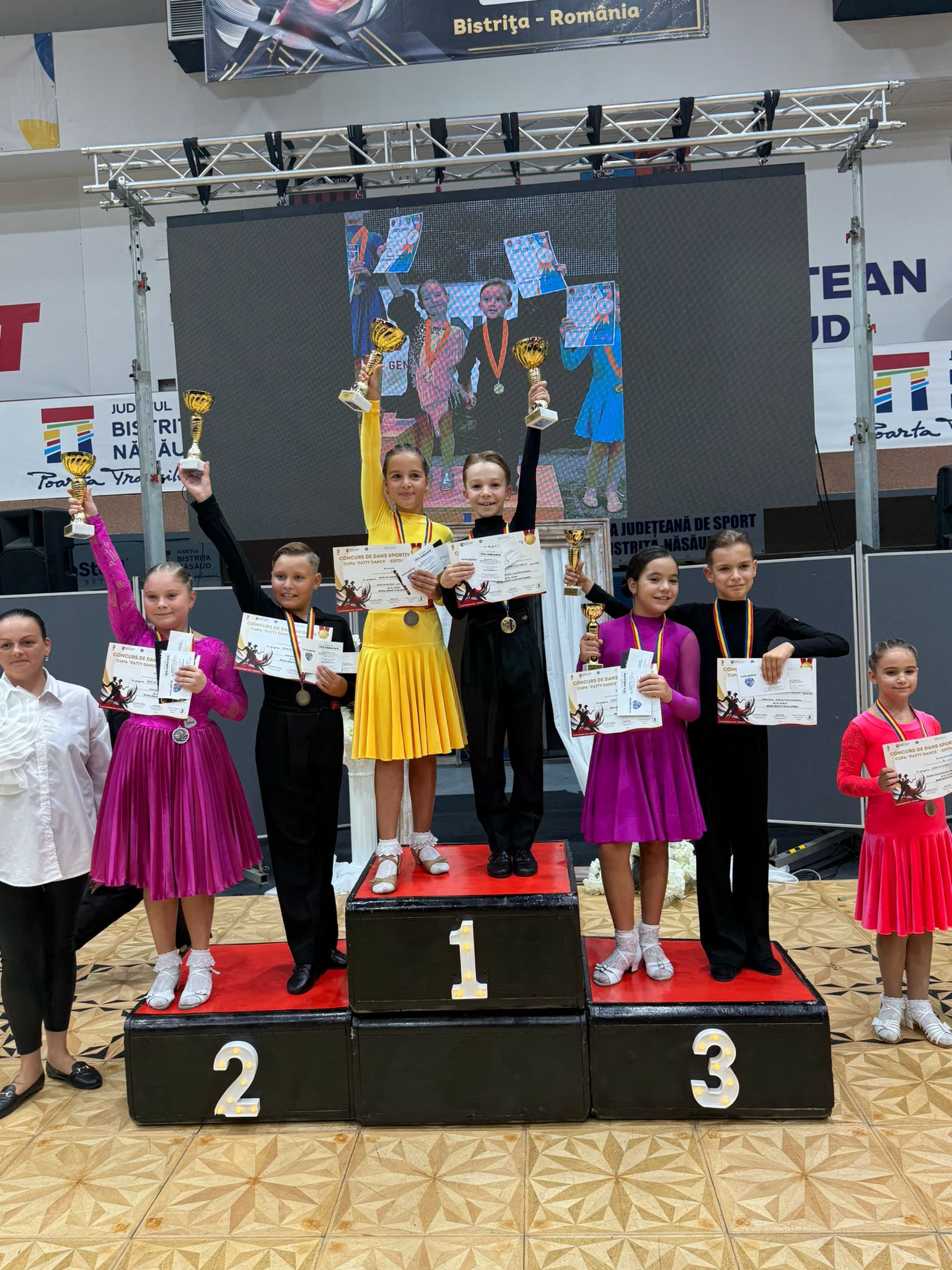 Dans sportiv / Strălucire pe ringul de dans – Royal Dance Club, din nou pe podium!