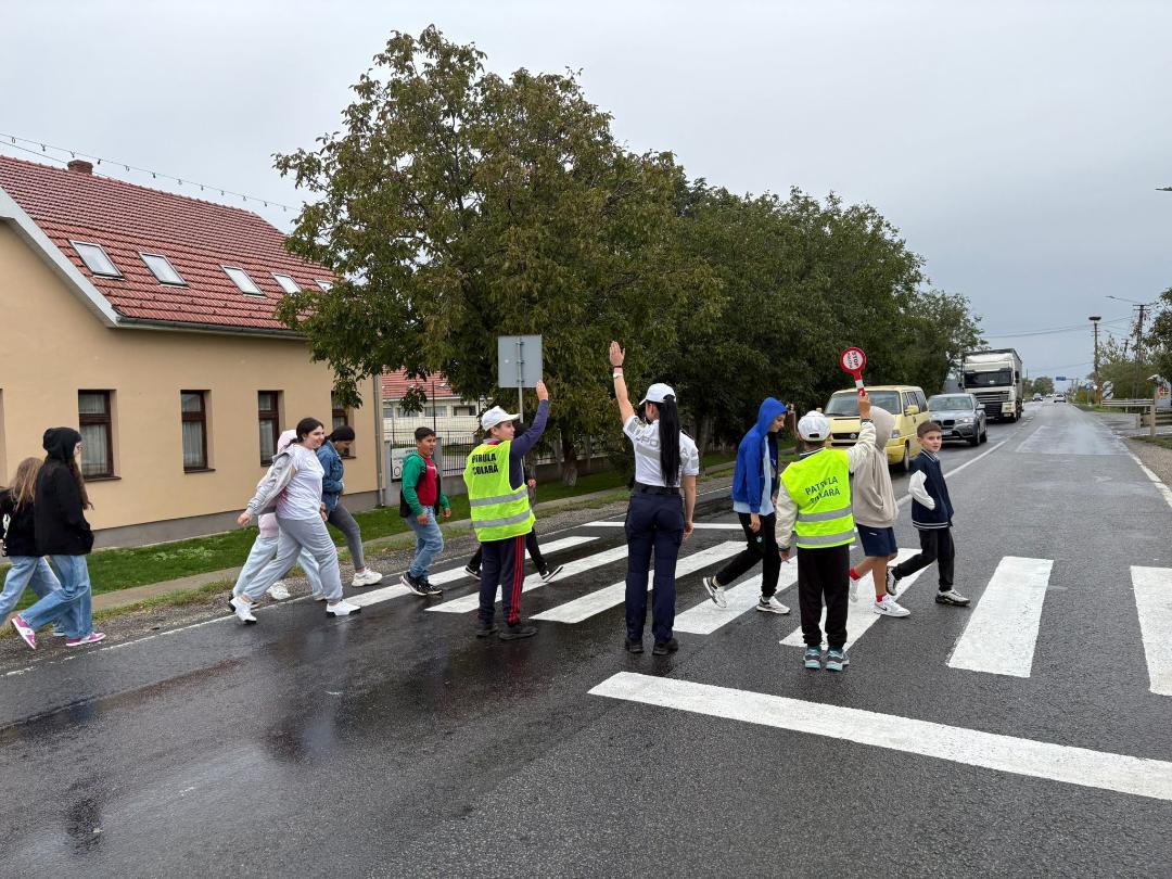 Educație rutieră pentru elevii din Doba și Certeze – Polițiștii au adus siguranța mai aproape de copii