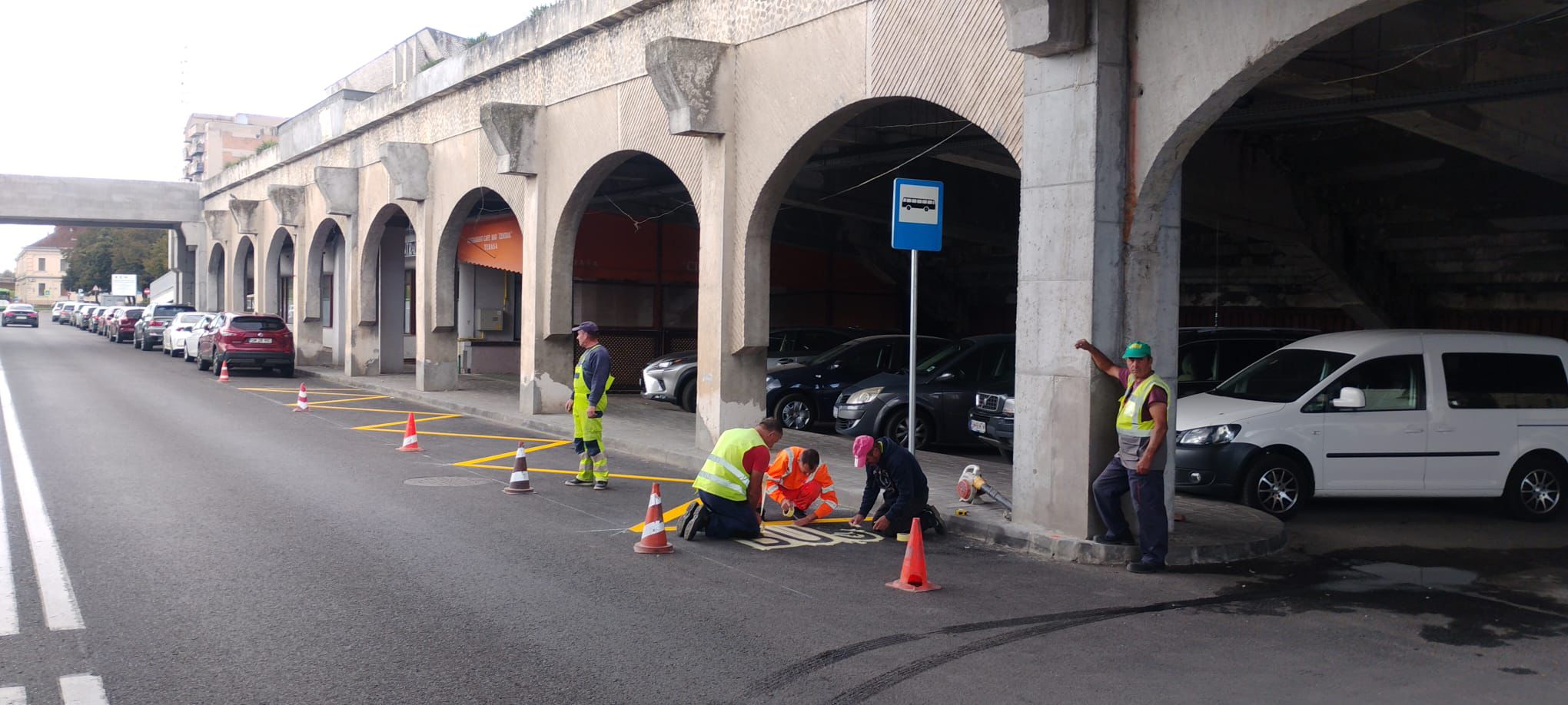 Transport public  Stația de autobuz din fața Primăriei Satu Mare, mutată câțiva metri mai în față
