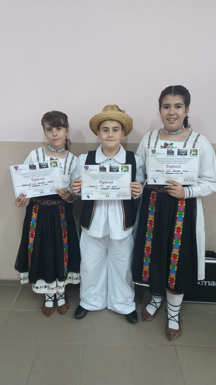 FOTO. PERFORMANȚĂ. Membrii Ansamblului „Vițe de Iederă”, premiați la Festivalul „Pe sub poala Codrului”