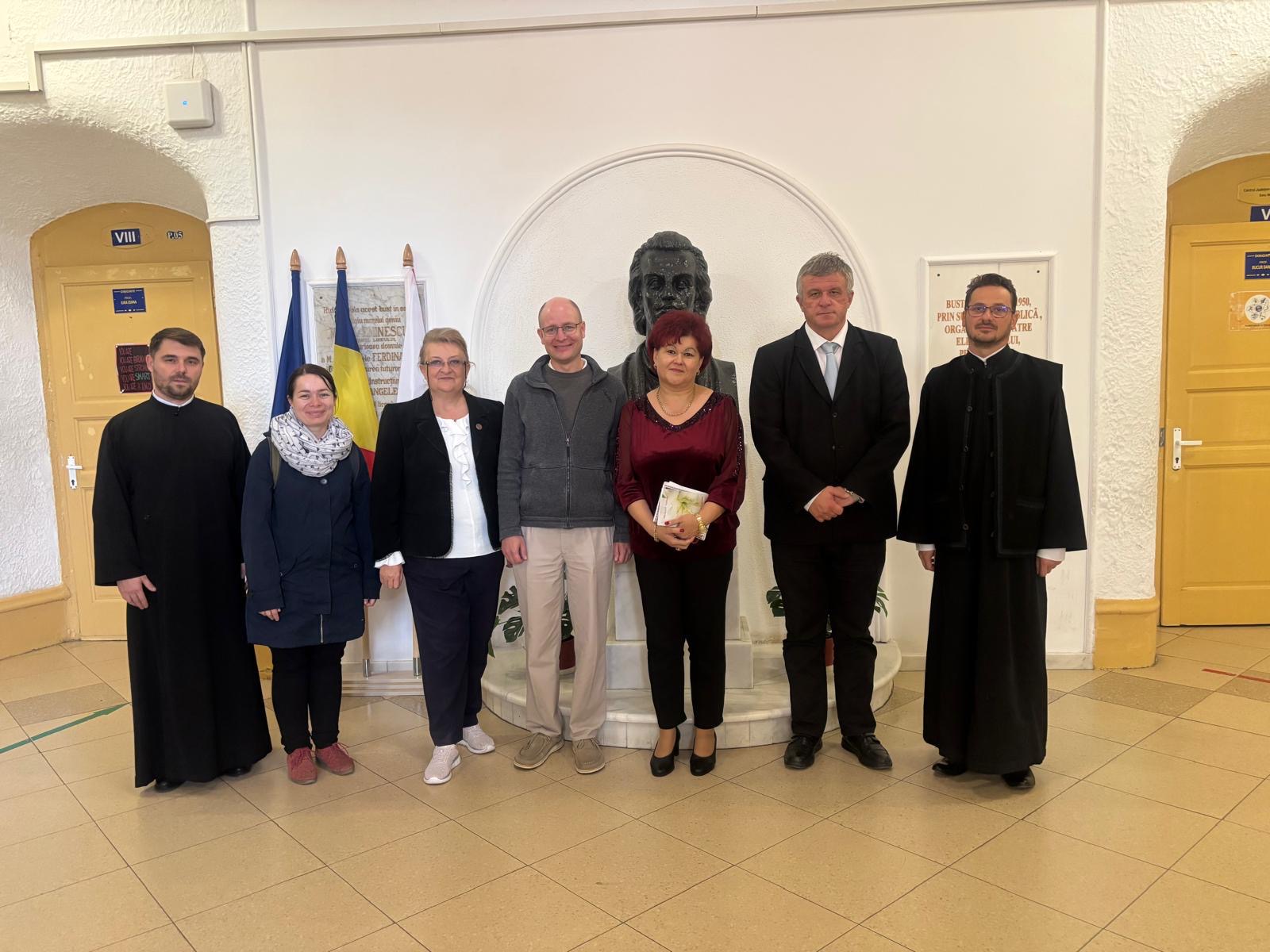 FOTO. Vizită de suflet la Colegiul Național „Mihai Eminescu” Satu Mare: fratele Kilian de la Comunitatea Taizé, în dialog cu elevii despre credință și unitate