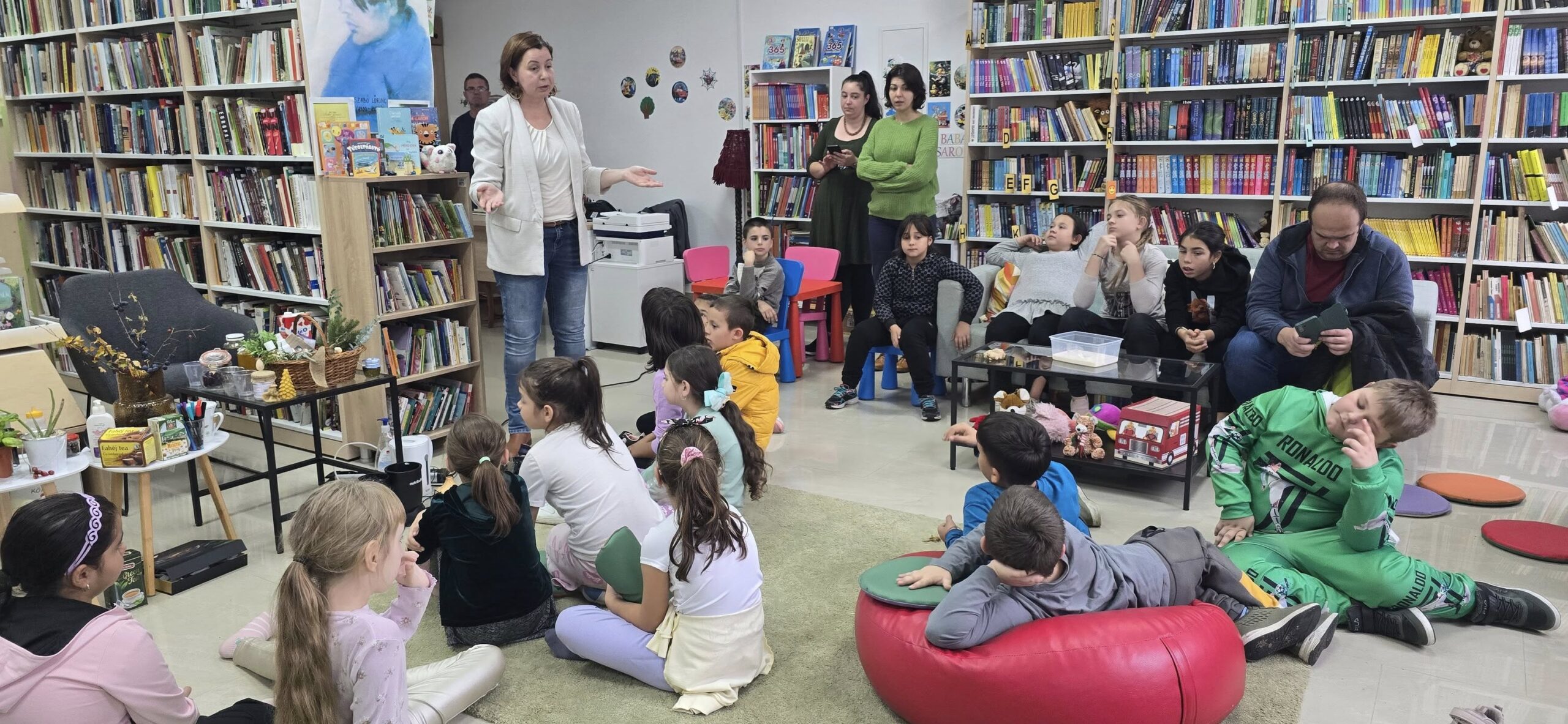 Elevii de la Școala Gimnazială „Dr. Vasile Lucaciu”, într-o aventură a simțurilor la bibliotecă