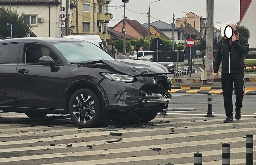 FOTO. ACCIDENT la Burdea. Două SUV-uri s-au lovit în sensul giratoriu