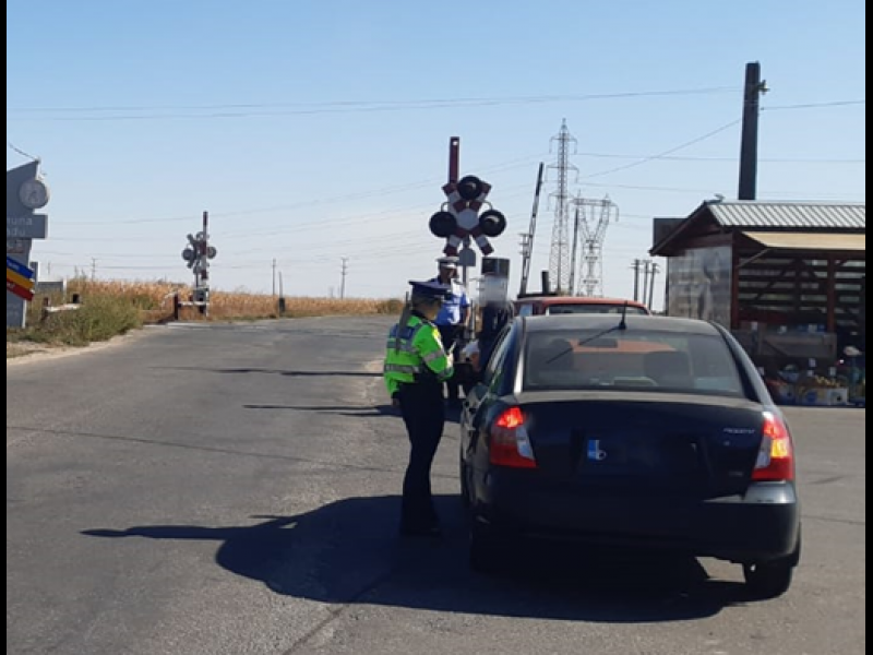 Acțiune desfășurată de polițiști în zona trecerilor la nivel cu calea ferată