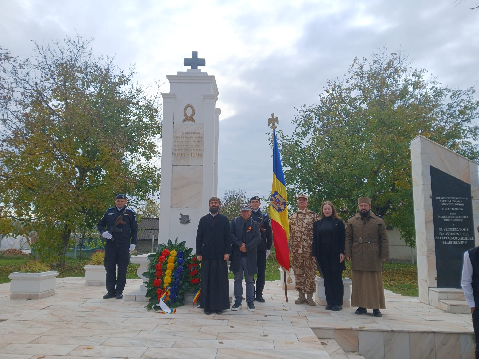 Cinstirea Eroilor cu ocazia Zilei Armatei Române. Elevi și profesori eminescieni la Monumentul Eroilor din localitatea Tātārāşti