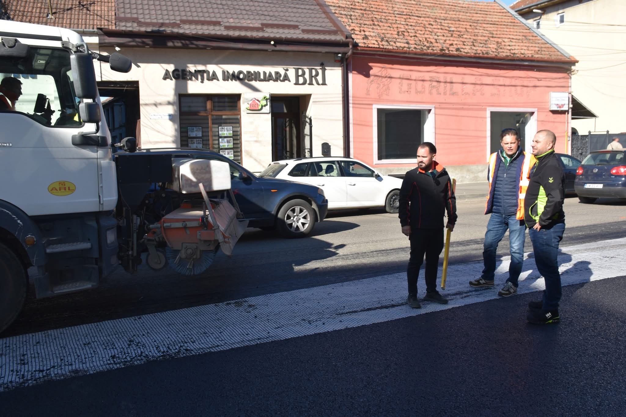 A început asfaltarea străzii Martirilor Deportați – una dintre cele mai importante artere din oraș