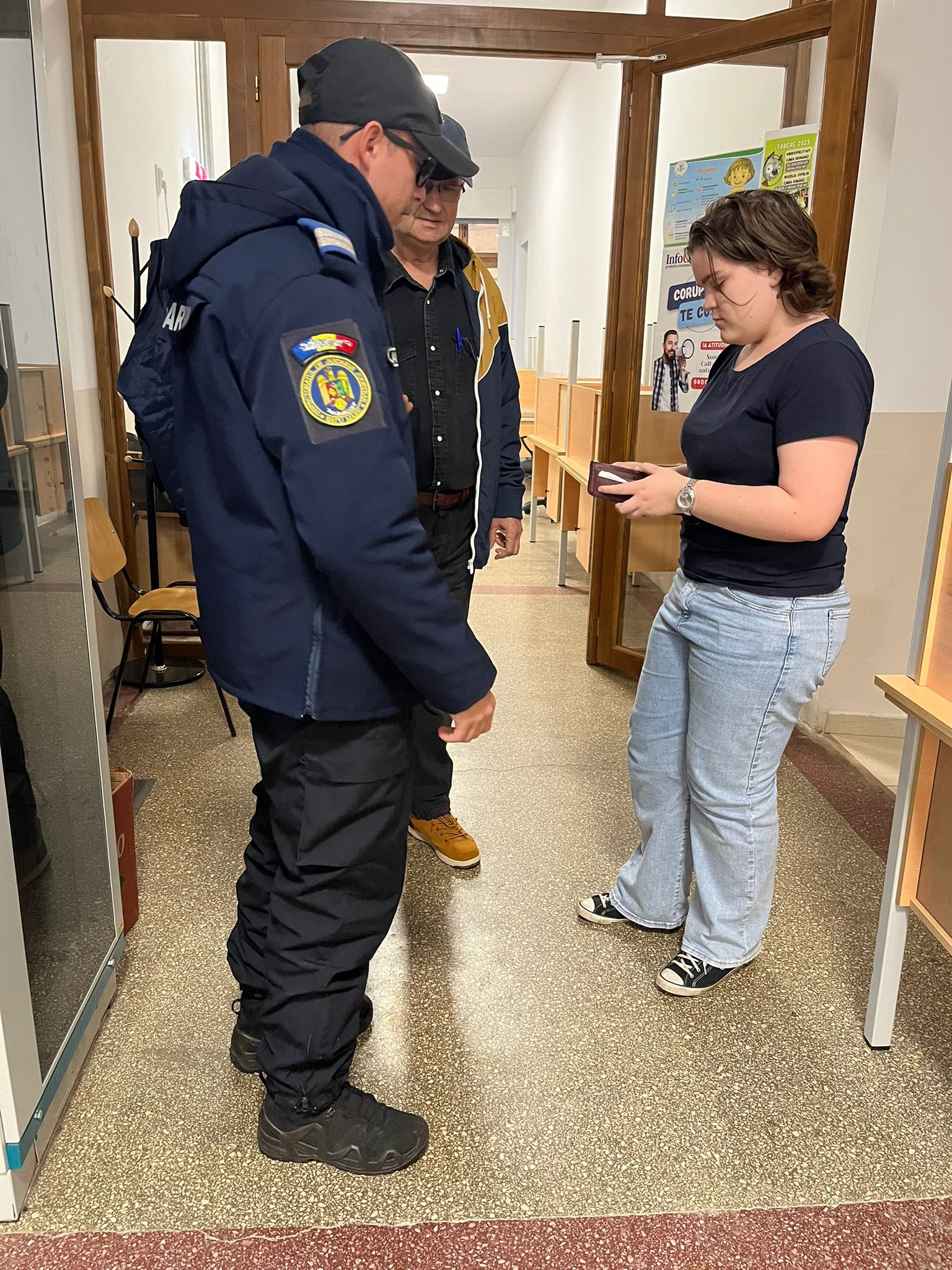 Portofel restituit de jandarmii sătmăreni, la Carei