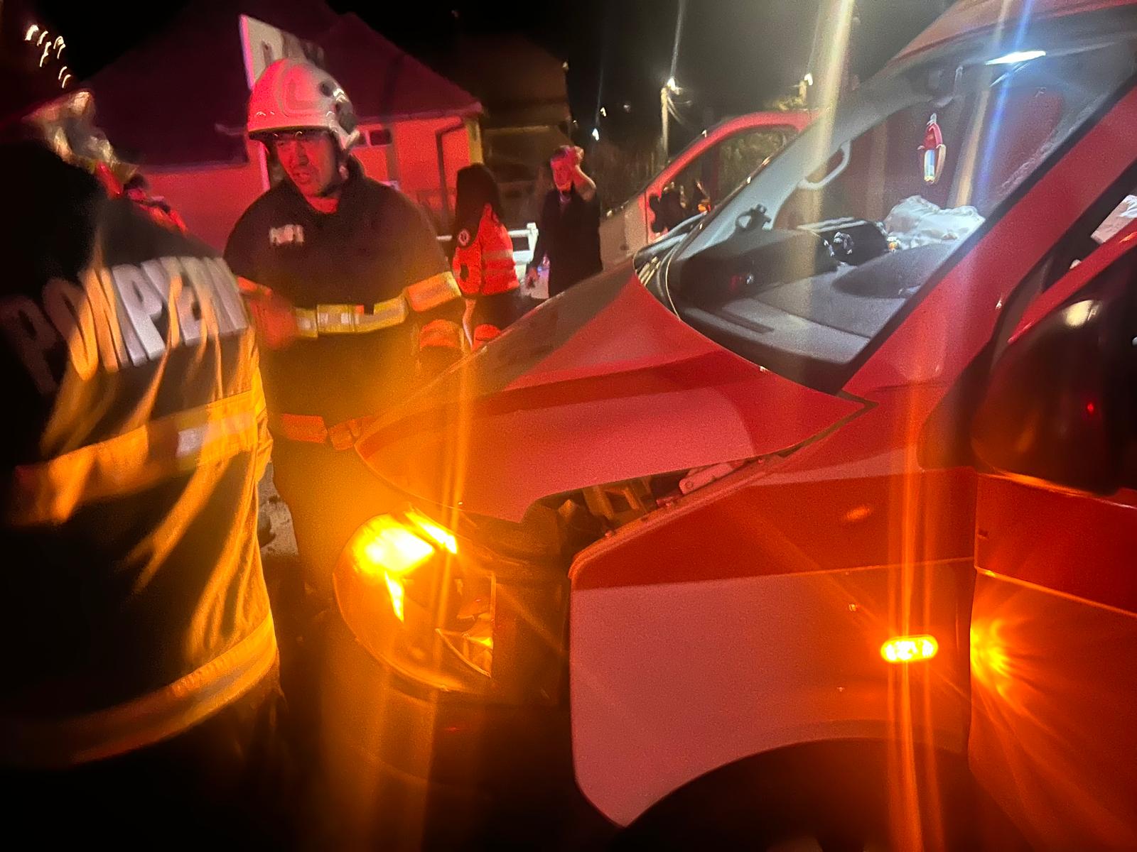 FOTO. COLIZIUNE Accident între o ambulanță și un autoturism, la intrarea în Vetiș