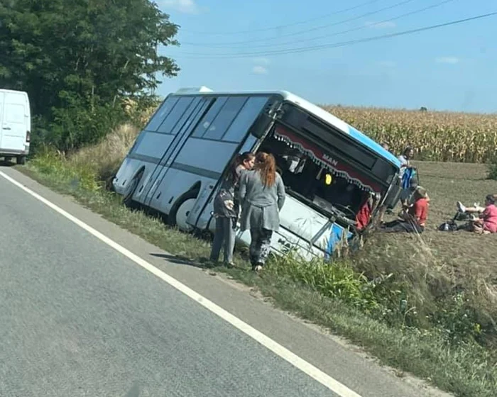 ACCIDENT. Autobuz ieșit de pe carosabil la Drăgușeni – șoferul, transportat la spital