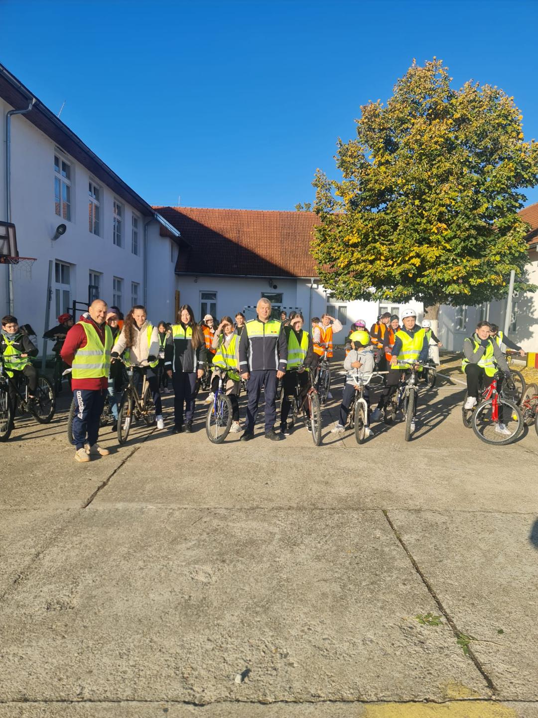 Educație rutieră pentru elevi – polițiștii au adus siguranța mai aproape de copii