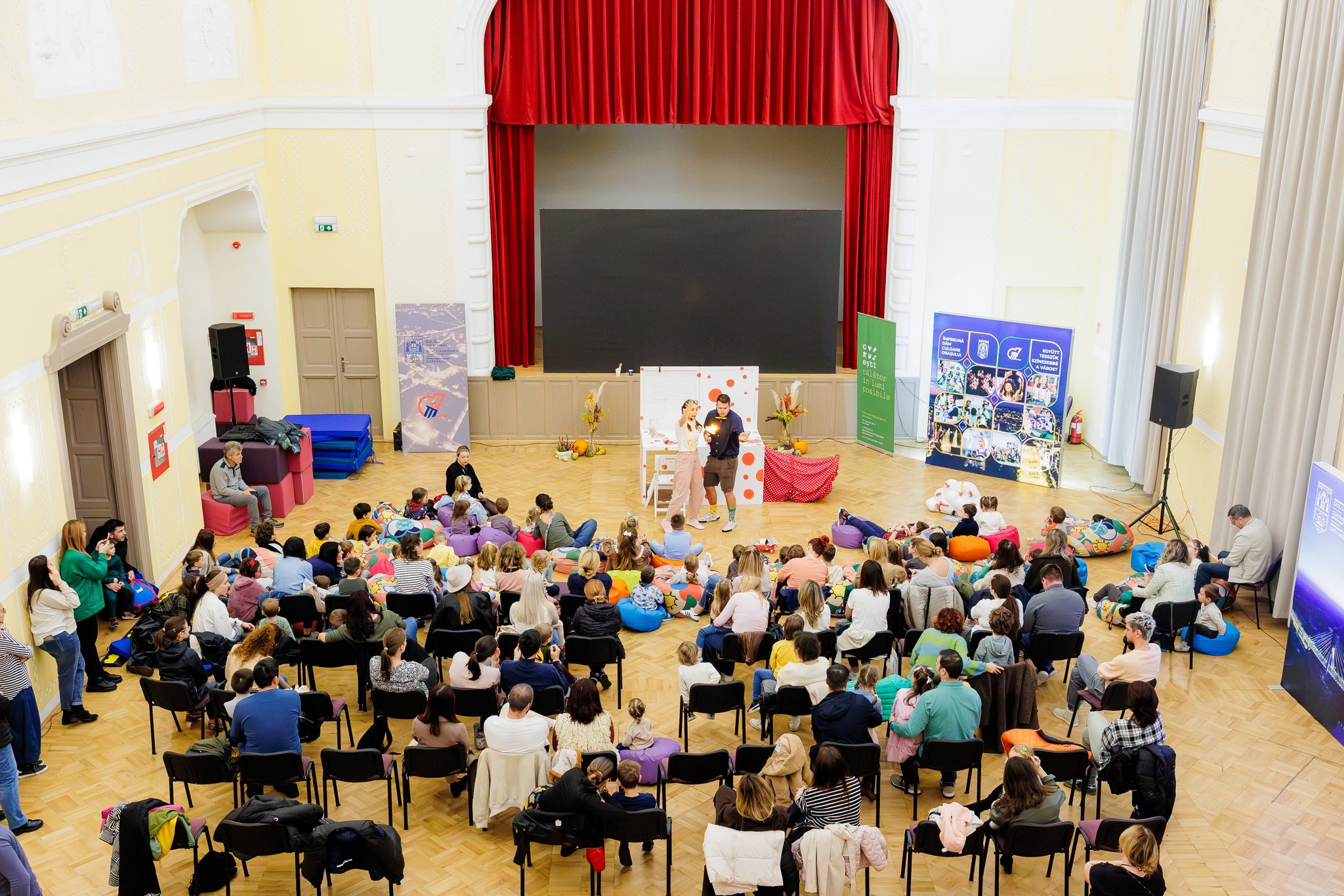 COPILĂRIE Satu Mare, tărâmul poveștilor: „Toamna fermecată” și Caravana miniTIFF au adus zâmbete și magie