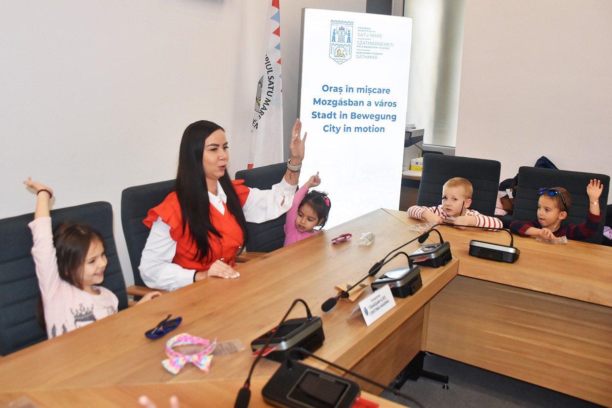 EDUCAȚIE. Micii cetățeni ai Sătmarului au vizitat Primăria municipiului, fiind întâmpinați de viceprimarul Cristina Tămășan Ilieș