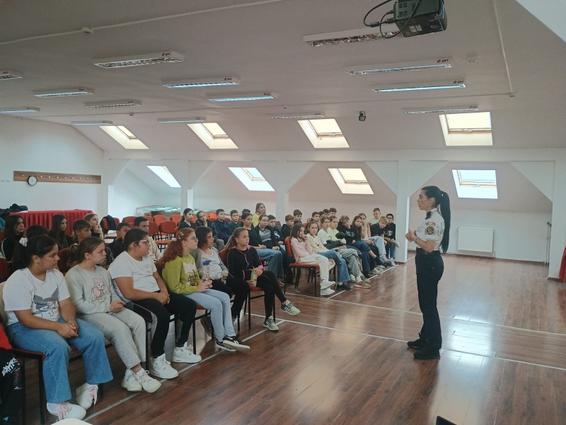 Activitate educativ-preventivă desfășurată de polițiști la Liceul Teoretic Carei