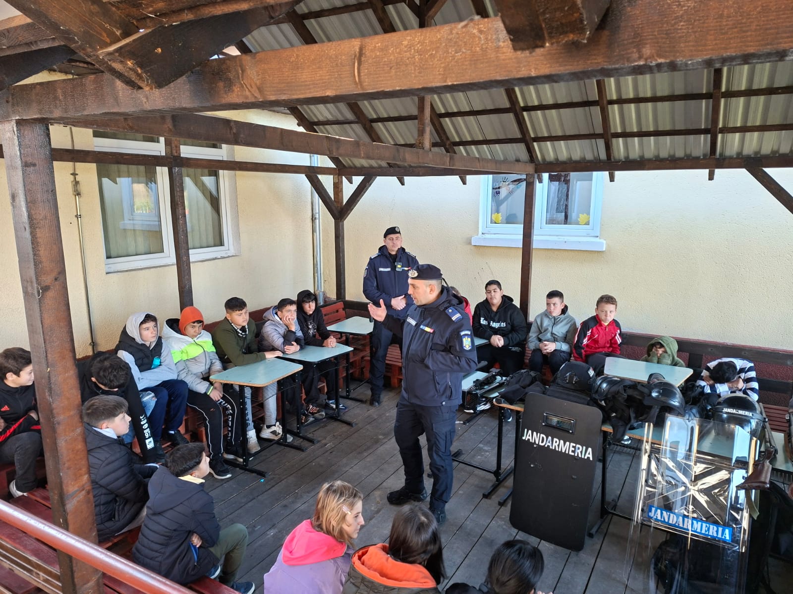 „Școala ta, în siguranță”: Jandarmii sătmăreni, într-un dialog cald cu elevii de la Școala Gimnazială Homoroade