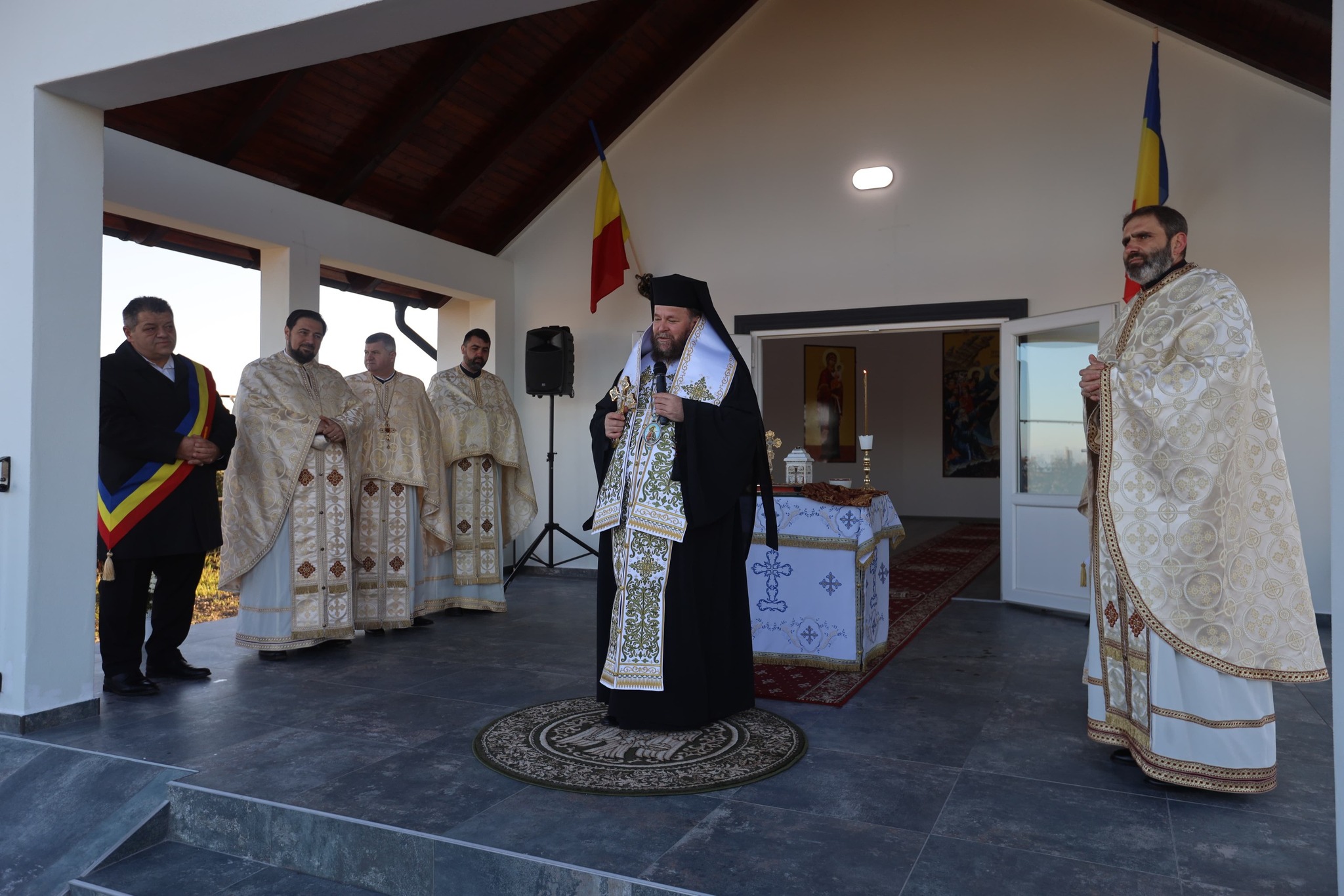 CREDINȚĂ Slujbă arhierească și sfințirea capelei de cimitir la Solduba