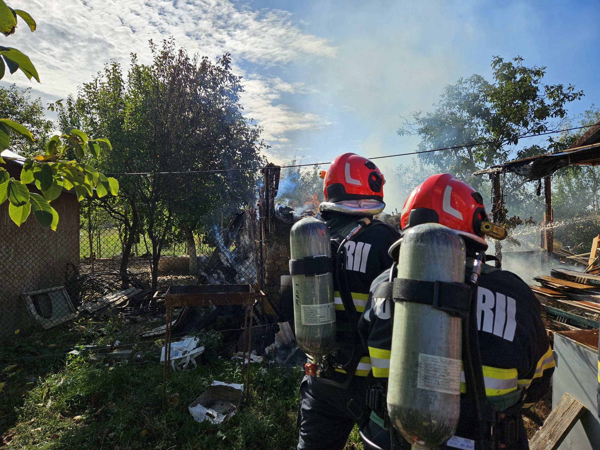 PERICOL. Două incendii gestionate în aceeași zi de pompierii sătmăreni