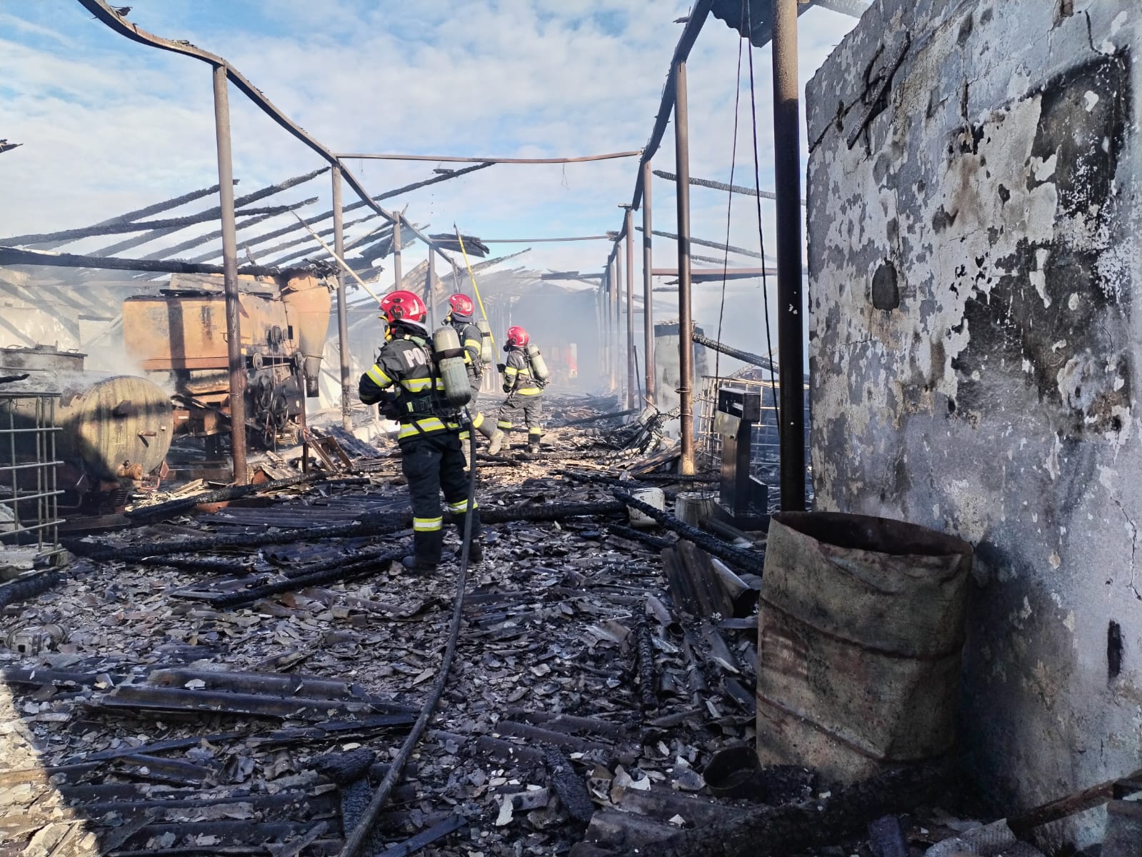 FOTO. Incendiu de amploare la o fermă din județul Satu Mare