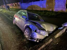 Accident produs de un tânăr bine băut. A intrat cu mașina într-un pod