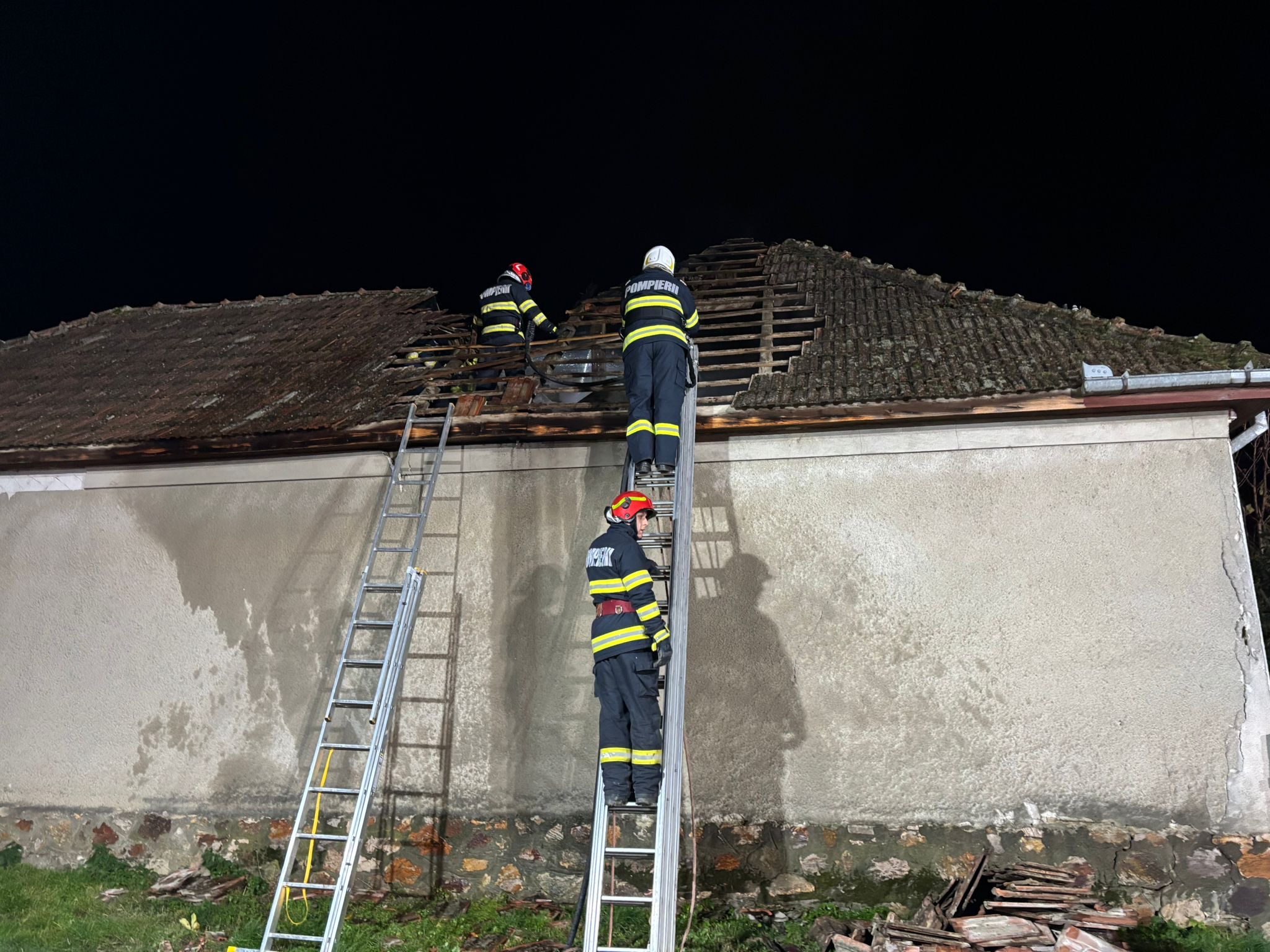 Incendiu la Potău: două persoane evacuate, acoperișul casei cuprins de flăcări în urma unui coș de fum defect
