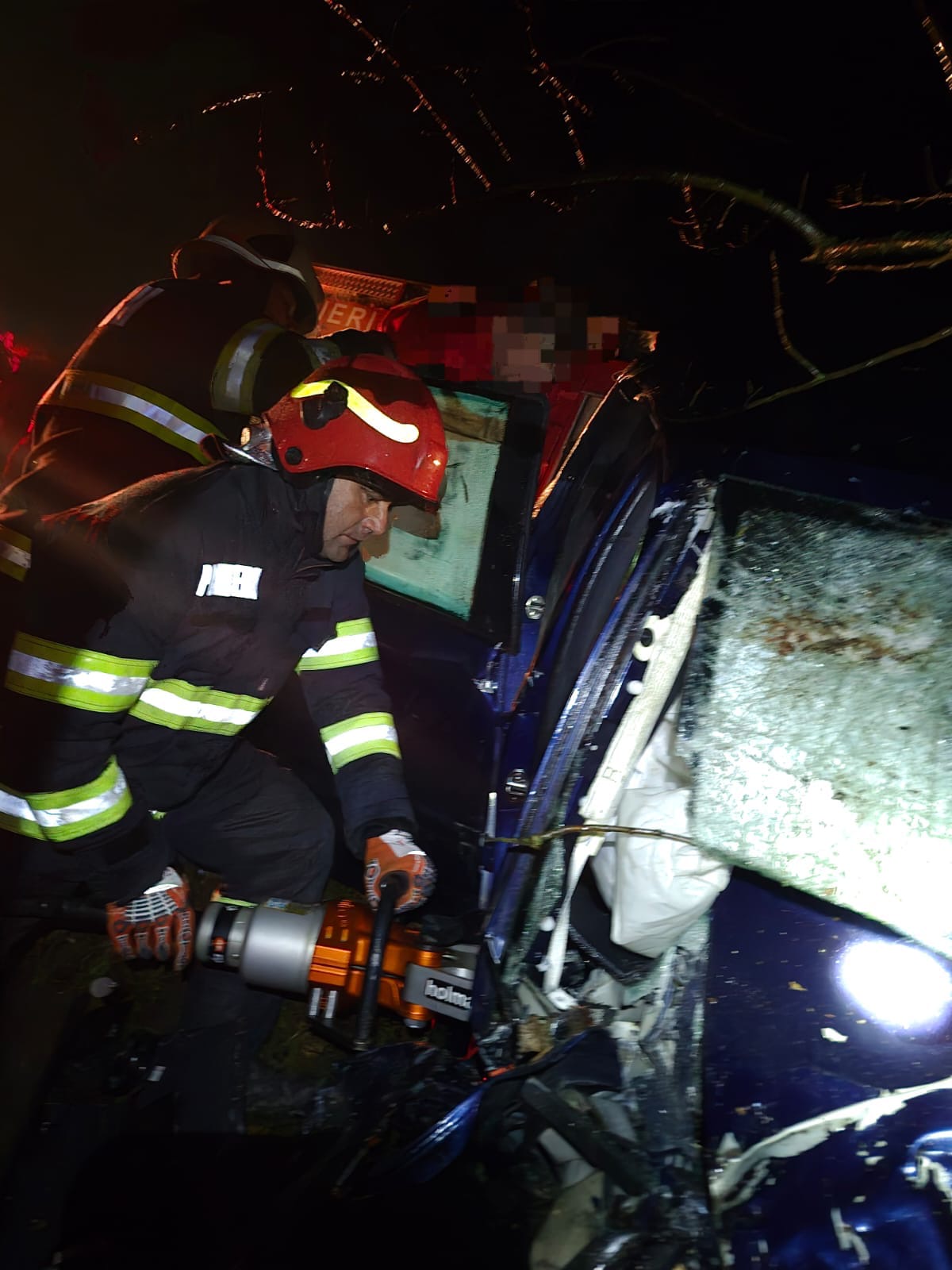 Femeie încarcerată într-un accident produs noaptea, la Halmeu. Pompierii au intervenit pentru salvare