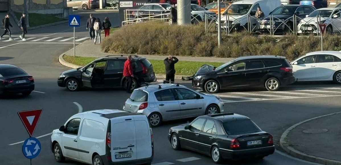 FOTO. ACCIDENT. Două mașini s-au lovit la ieșirea din parcarea Kaufland. Grabă și neatenție