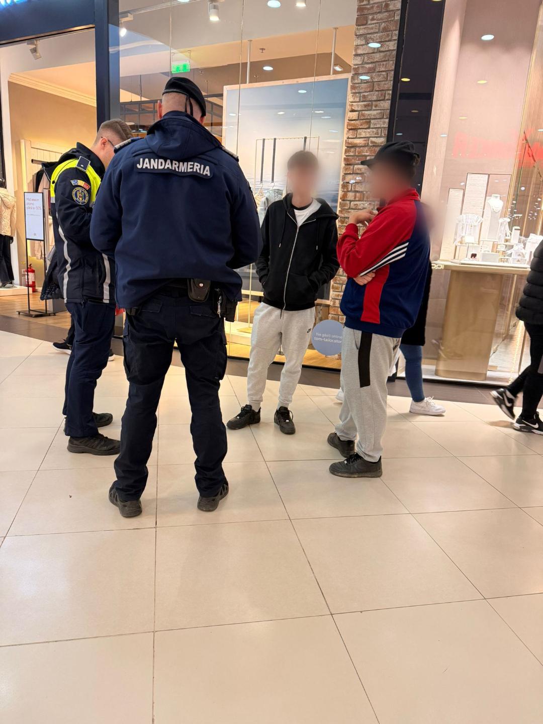 DESCINDERI. Elevii chiulangii, scoși din localuri polițiști și jandarmi!