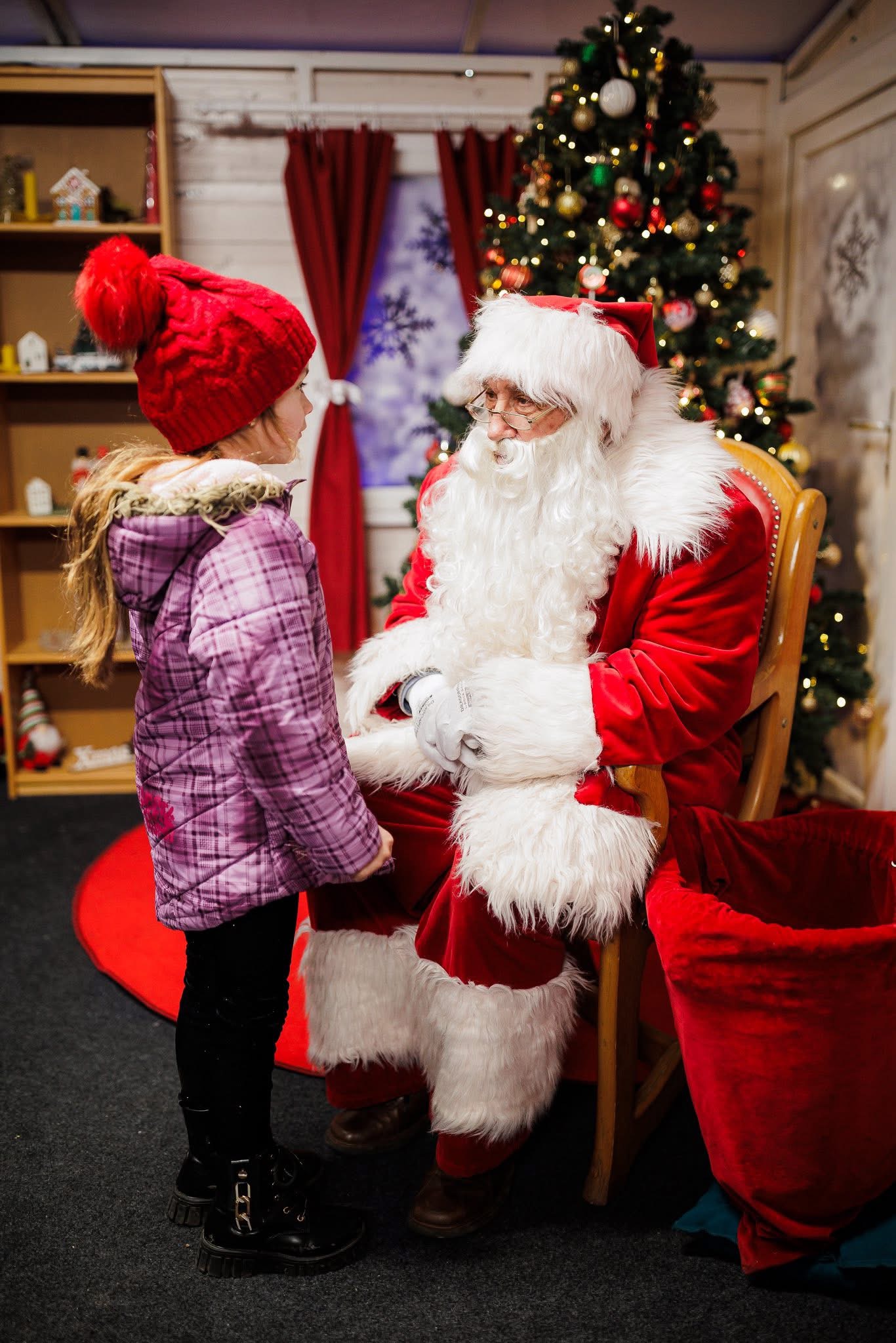 Căsuța Moșului aduce magia Crăciunului la Târgul din Satu Mare