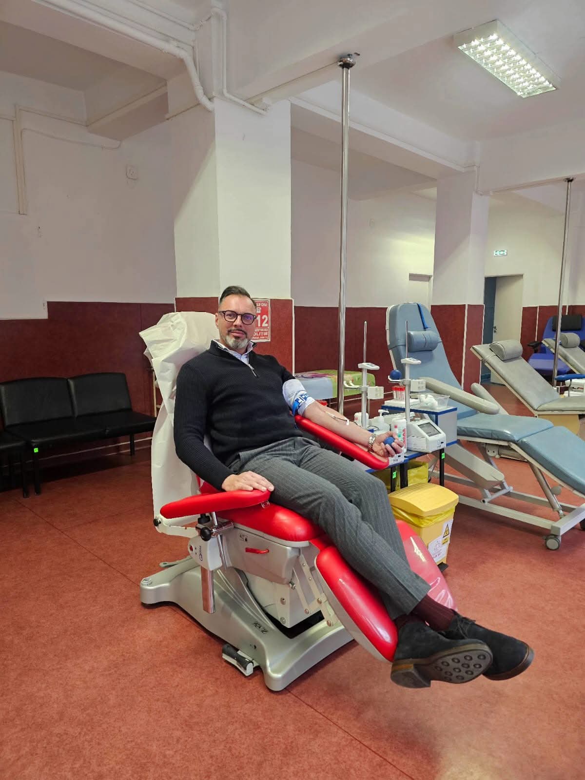 DĂRUIRE. Un gest care poate schimba destine: medicul sătmărean Iulian Pfau Sălăgeanu donează sânge și inspiră comunitatea