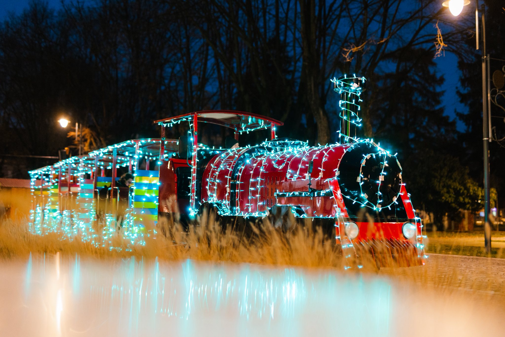 FOTO. Trenulețul Moșului pornește în călătorie prin Târgul de Crăciun din Satu Mare