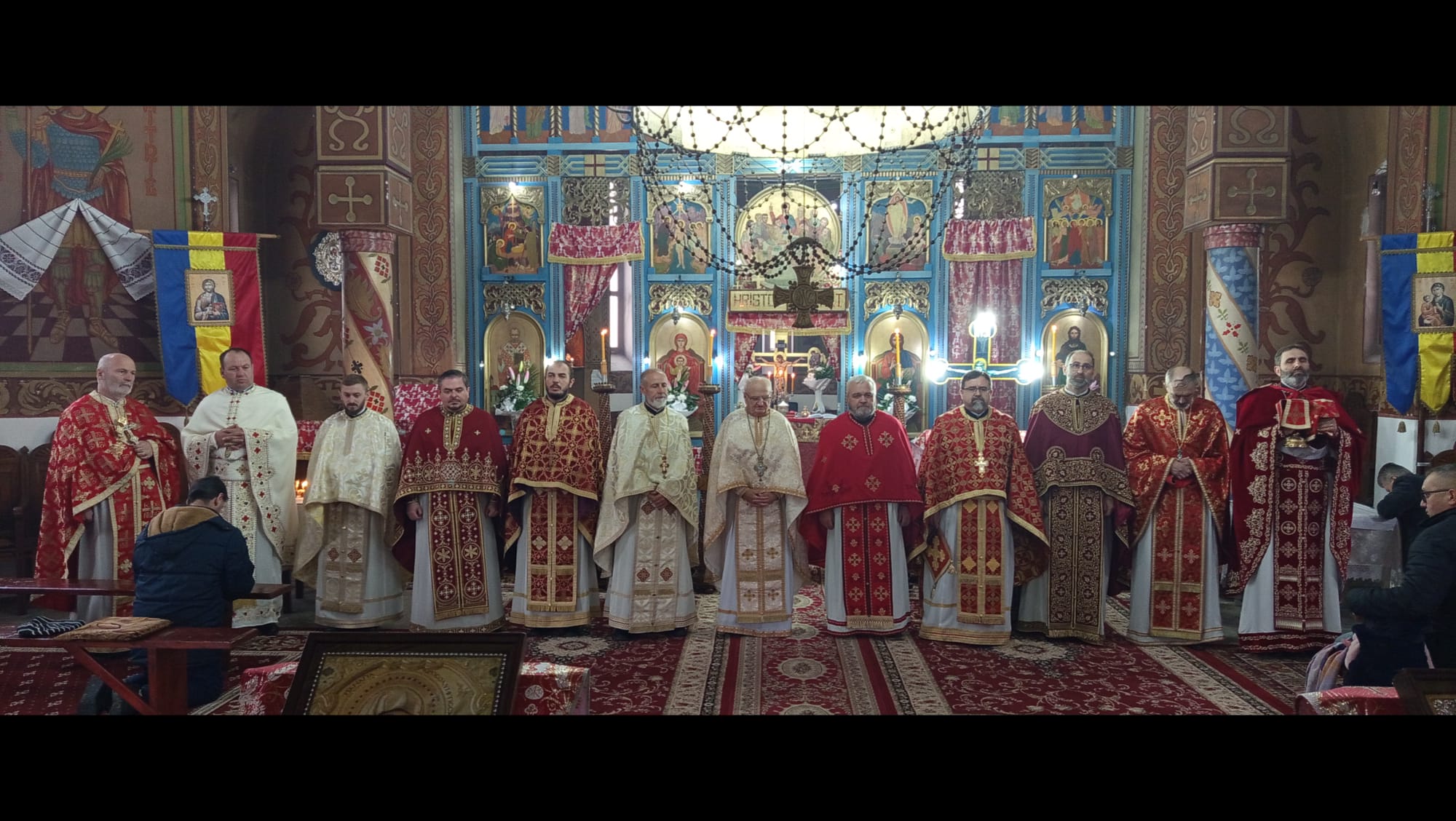SĂRBĂTOARE Liturghie cu 12 preoți la biserica din Gelu