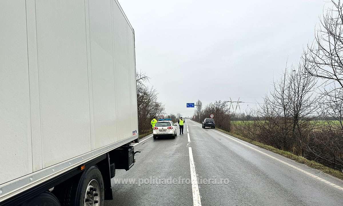 Automarfar cu încălțăminte uzată, oprit la frontieră