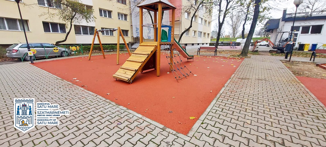 MODERNIZARE. Opt locuri de joacă din Satu Mare au fost reabilitate cu covor de tartan
