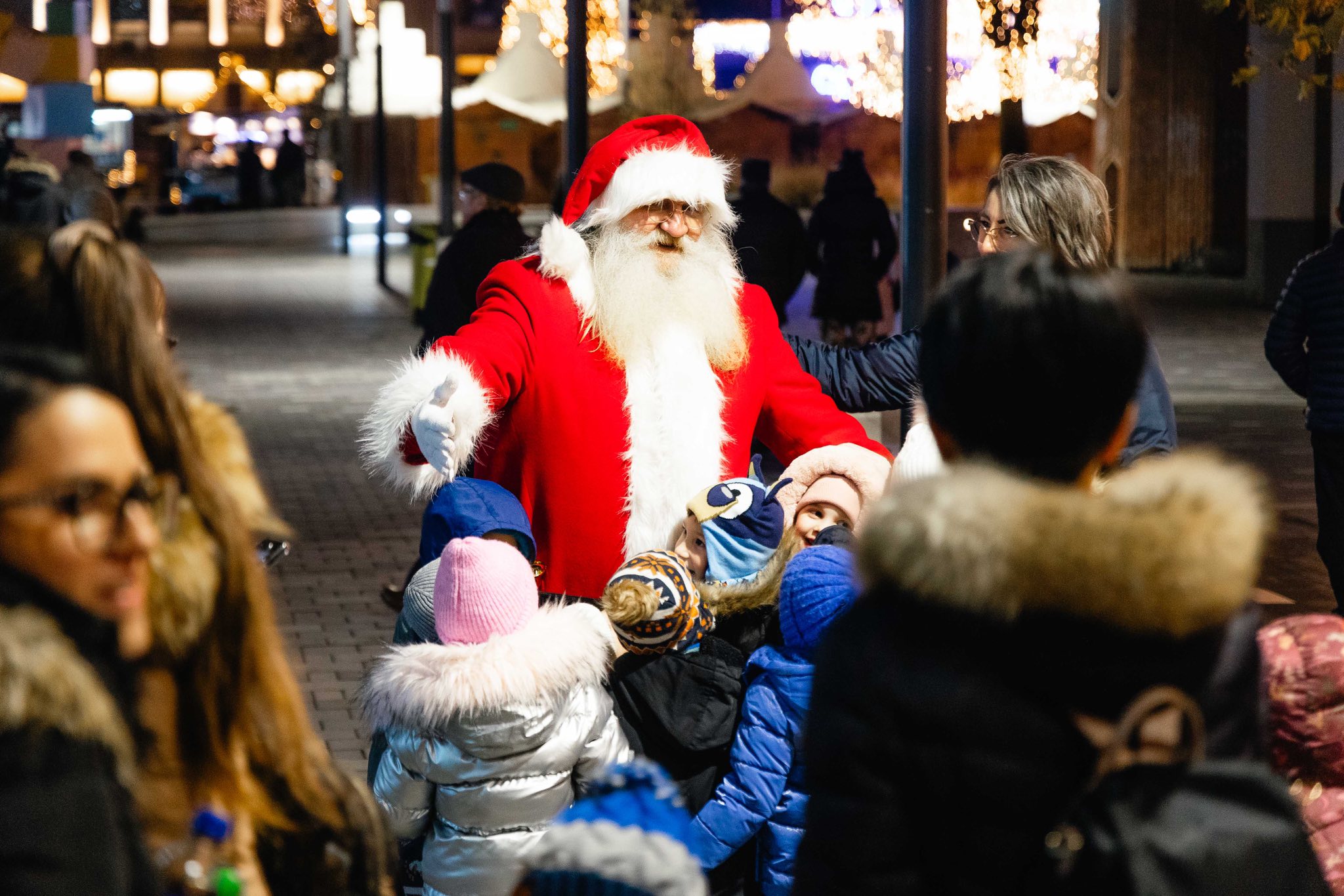 SĂRBĂTORI DE IARNĂ. Căsuța Moșului și Târgul de Crăciun transformă Satu Mare într-o poveste de iarnă