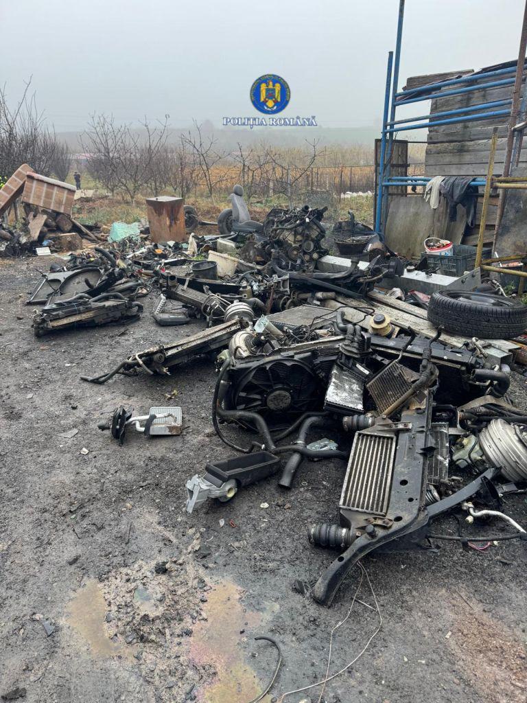 PERCHEZIȚII. Rețea de dezmembrări auto și incendieri ilegale, destructurată de polițiști