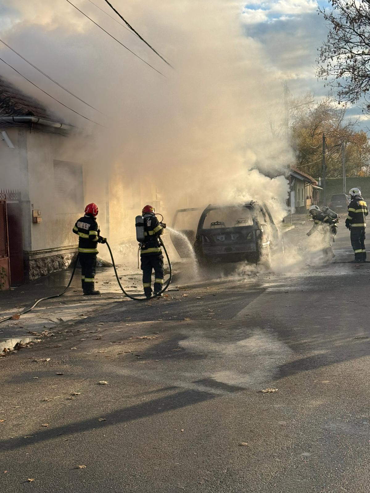FOTO. INTERVENȚIE Autoturism cuprins de flăcări pe o stradă din Satu Mare