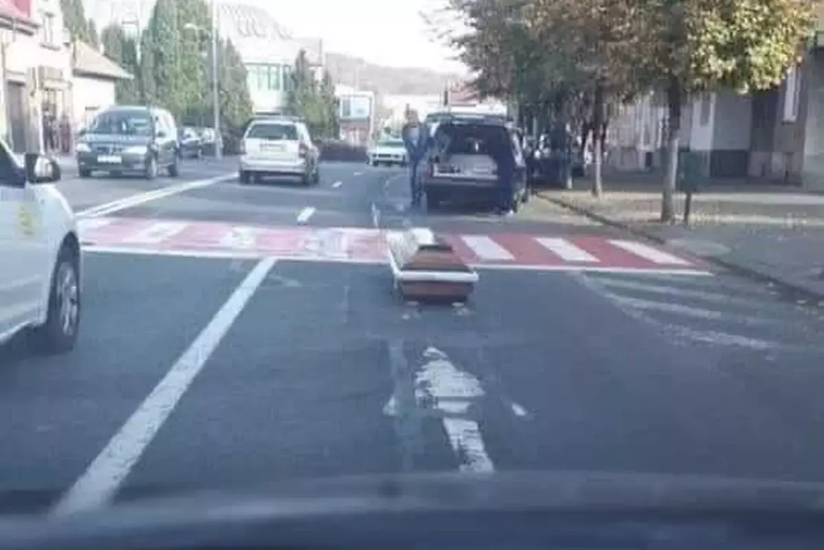 FOTO. Sicriu "uitat" pe o trecere de pietoni. Un incident similar şi în 2018