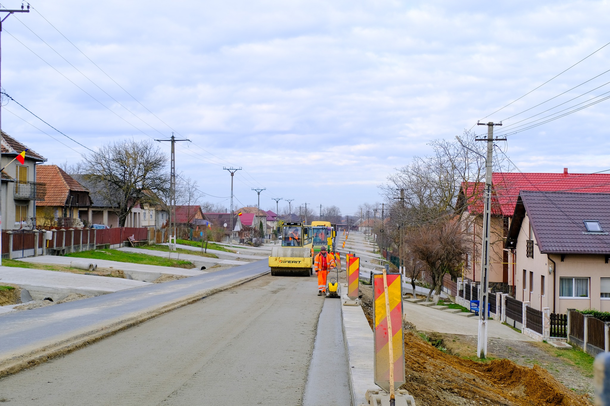 Lucrările de modernizare a Drumului Județean 193 înaintează rapid. Stadiul actual: 50% finalizat