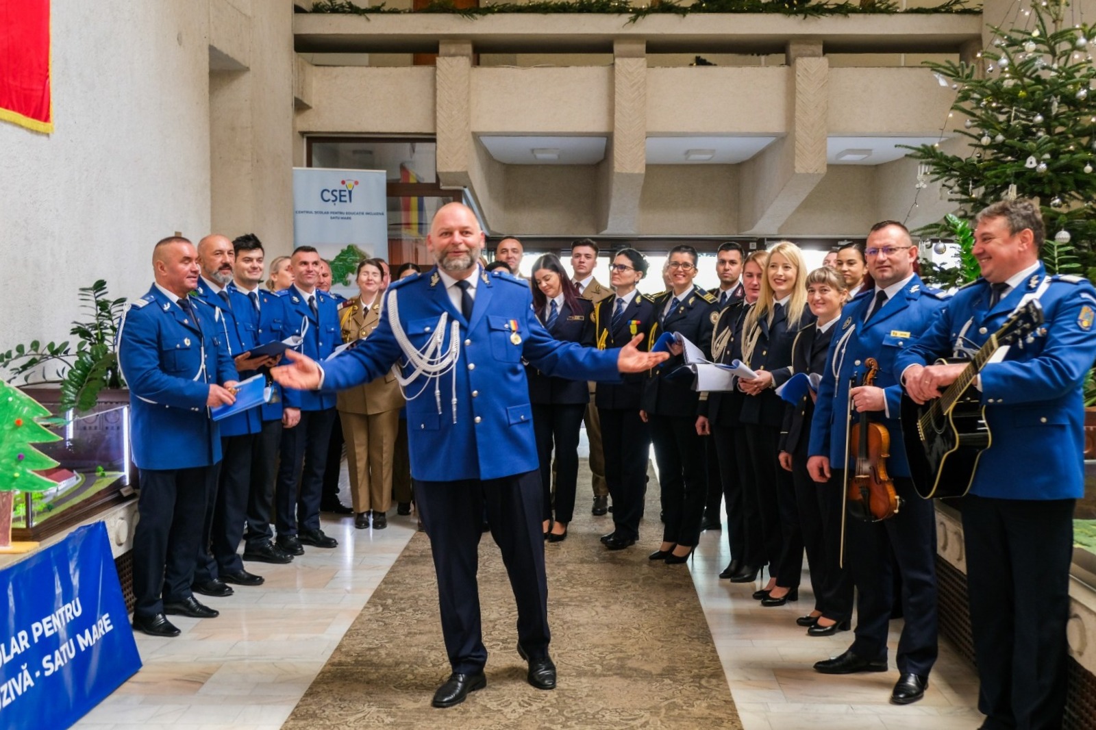 Concert de colinde susținut de corurile MAI și MApN, la Consiliul Județean Satu Mare