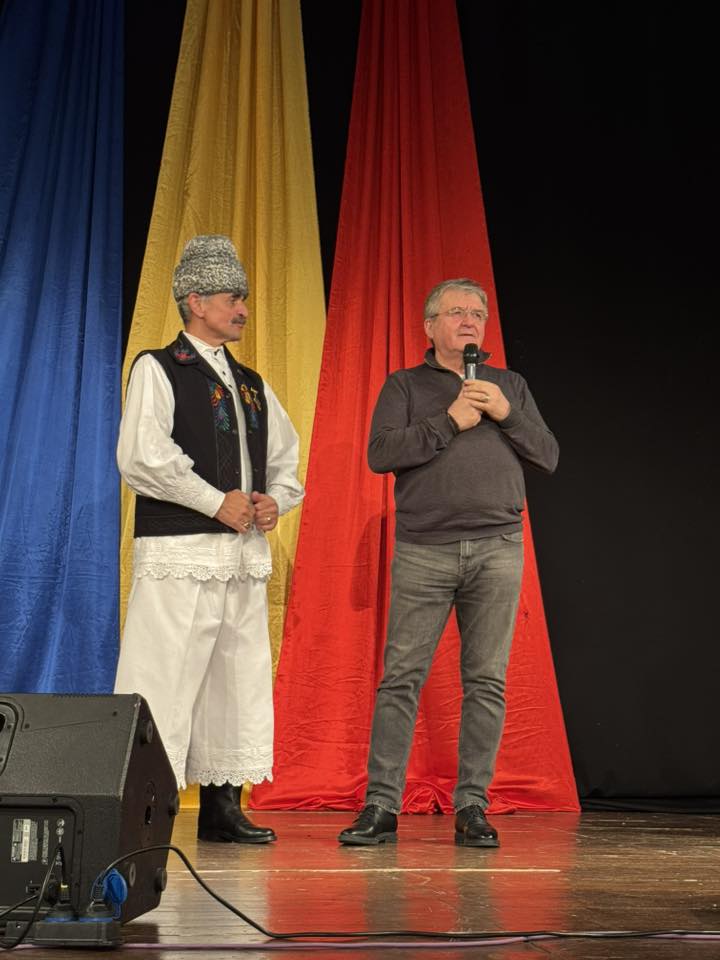 FOTO. Artistul Radu Ciordaș a adus spiritul sărbătorilor de iarnă la 𝐓𝐞𝐚𝐭𝐫𝐮𝐥 𝐌𝐮𝐧𝐢𝐜𝐢𝐩𝐚𝐥 𝐝𝐢𝐧 𝐂𝐚𝐫𝐞𝐢