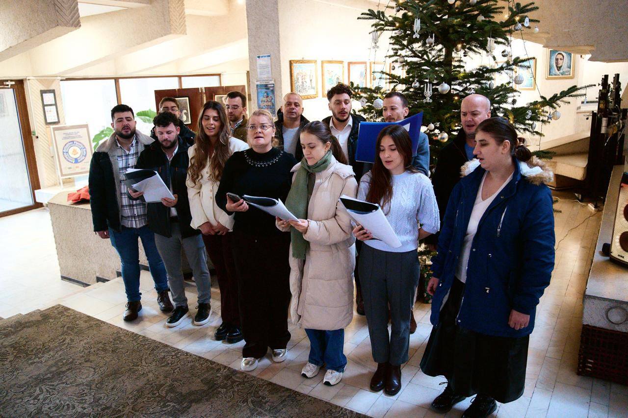 FOTO. COLINDĂ. Colindătorii penticostali din diaspora au adus lumina sărbătorilor la Consiliul Județean şi Prefectura Satu Mare