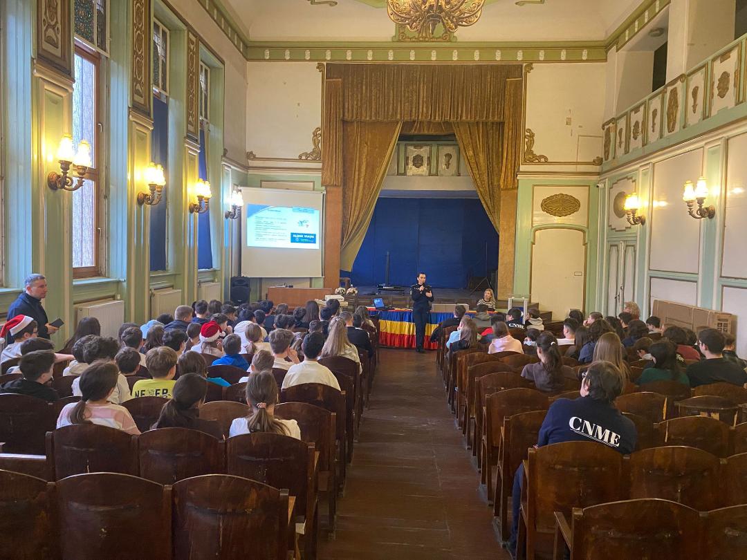 Activități de educație rutieră și prevenire pentru elevi, desfășurate de polițiștii sătmăreni