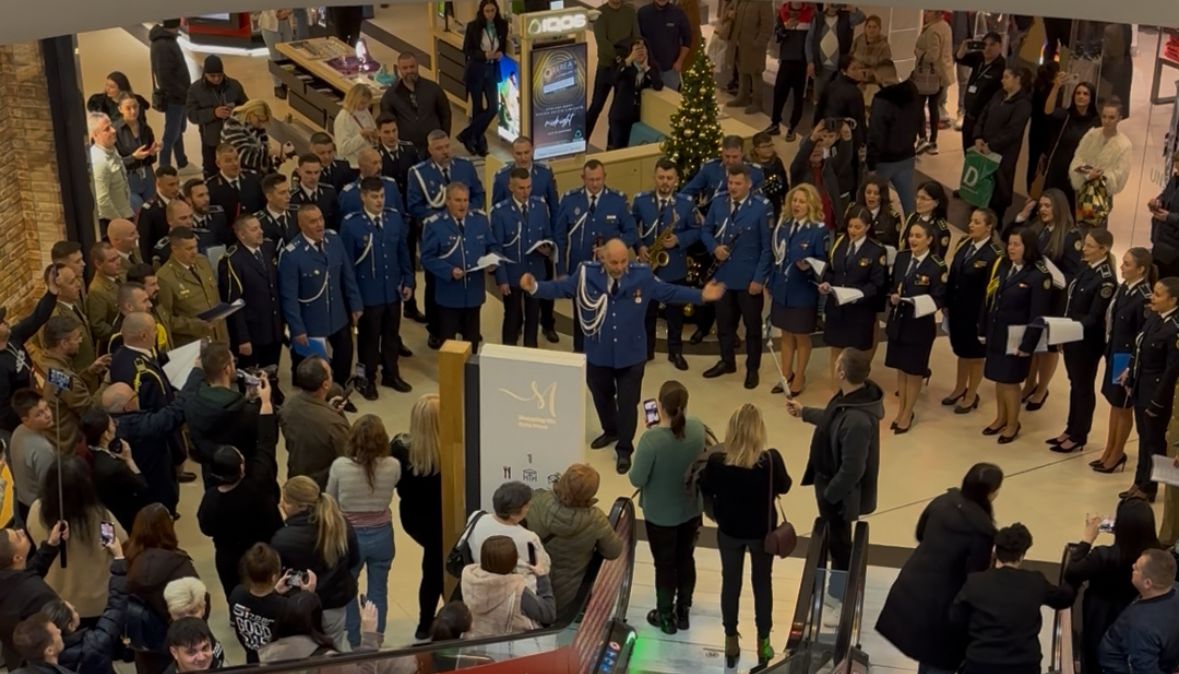 Flash mob emoționant la mall: structurile MAI au colindat și au cântat un cântec patriotic