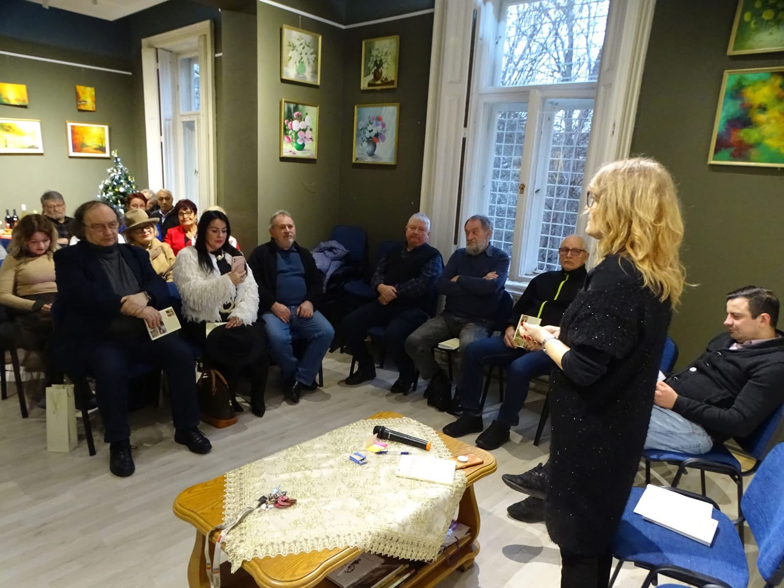 Expoziție colectivă de sărbătoare – „Un Crăciun cu scriitorii”