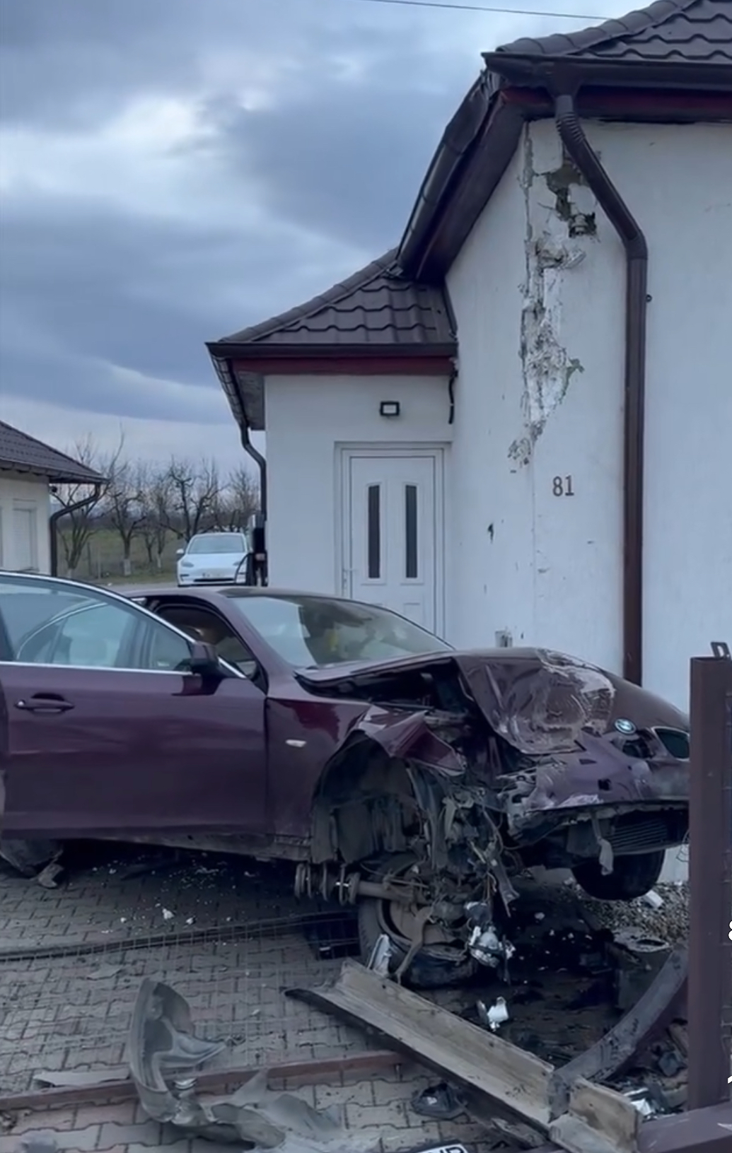 Șofer beat, BMW zburat peste gard și aterizat în casă – sătmărean din Petin, la un pas de tragedie în noaptea de Crăciun