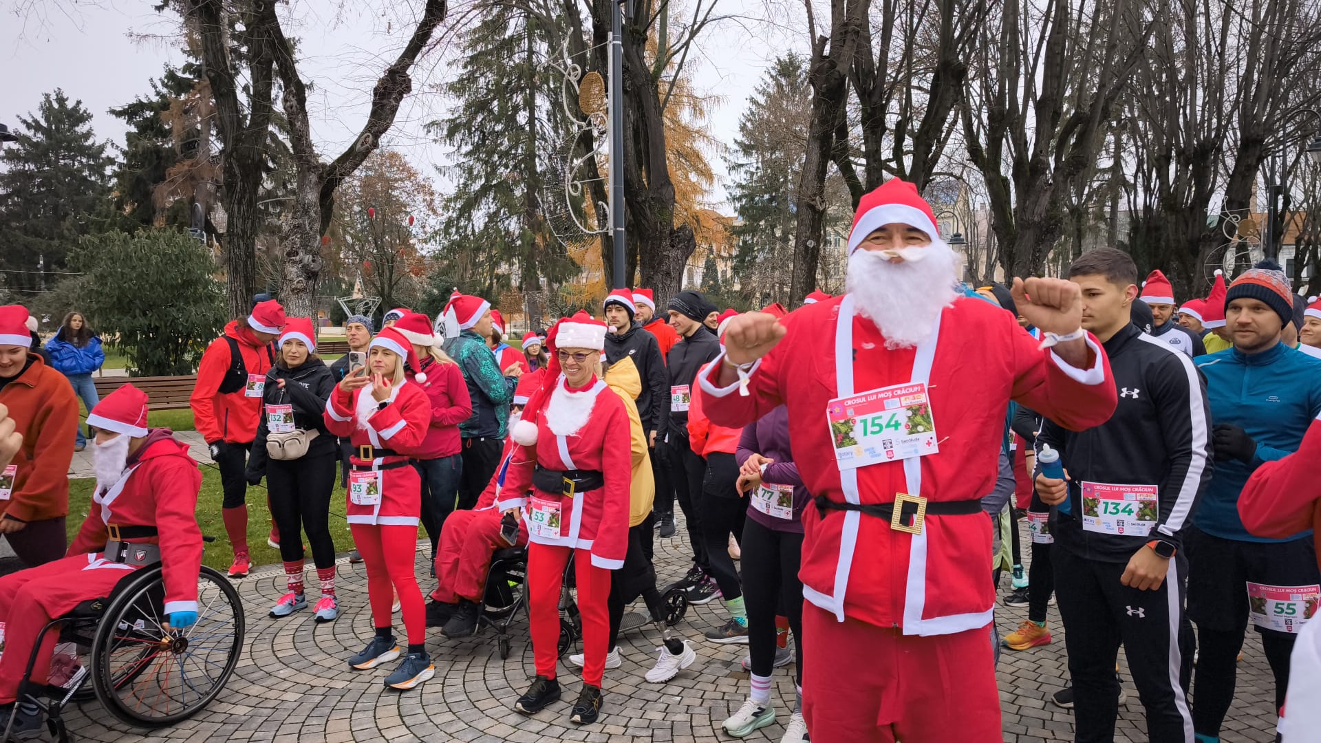 Crosul lui Moș Crăciun a adunat aproape 200 de sătmăreni în centrul orașului pentru o cauză nobilă