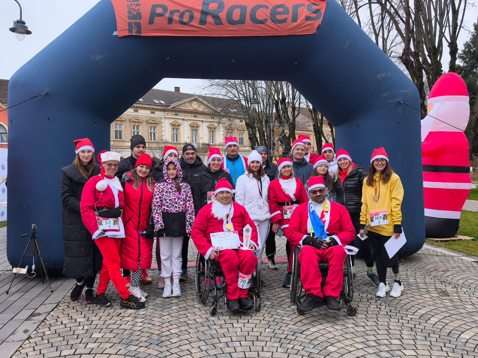 Crosul lui Moș Crăciun a adunat aproape 200 de sătmăreni  în centrul orașului pentru o cauză nobilă